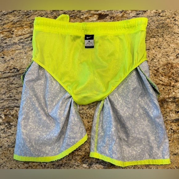 Nike Swim Trunks Mens Medium Green Yellow 9 in Inseam Shorts Pockets Mesh Lined - Picture 9 of 12